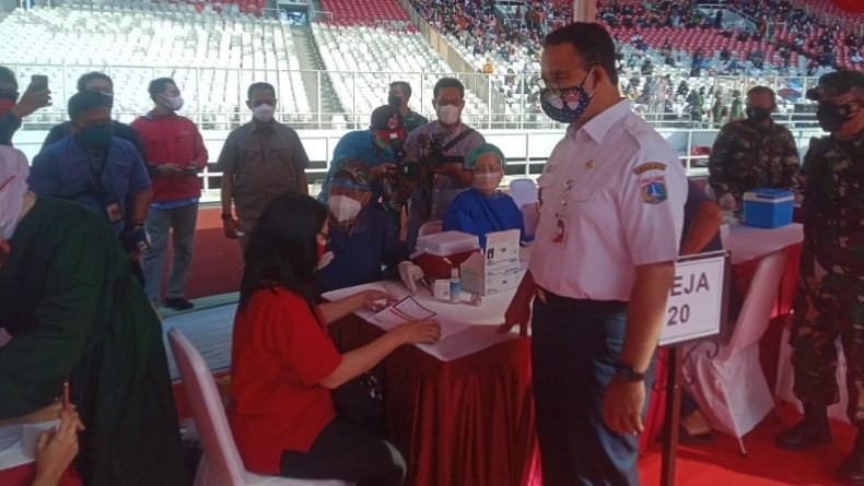 Anies Tinjau Vaksinasi Covid-19 di Stadion GBK untuk Warga KTP Jakarta