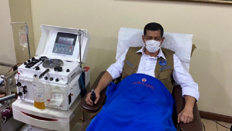 Doni Monardo Donorkan Plasma Konvalesen di Kantor PMI 