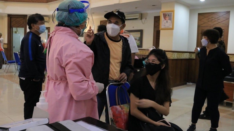 Plh Wali Kota  Jakarta Pusat Pantau Vaksinasi Covid-19 Tenaga Kesehatan 
