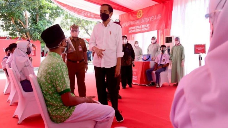 Tinjau Vaksinasi Pelajar di Cirebon, Jokowi: Pembelajaran Tatap Muka Dimulai Minggu Depan