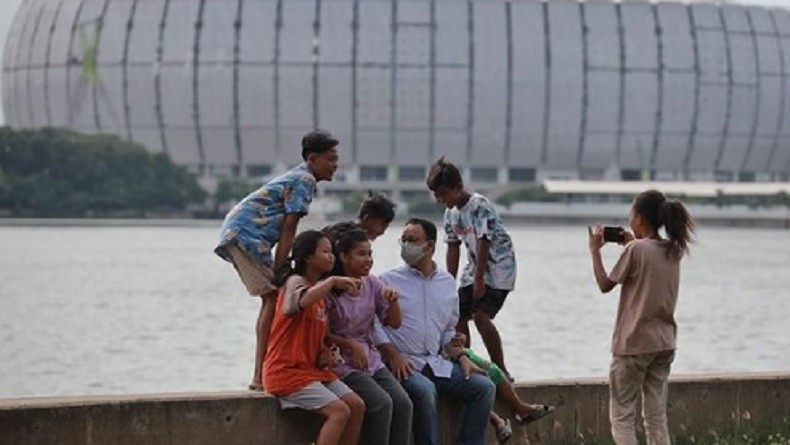 Anies Menikmati Suasana Sore di Tepi Danau Cincin, Senang Lihat Anak-Anak Ceria Bermain 