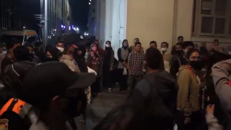 Ribuan Warga dan Wisatawan Berkerumun Dibubarkan Petugas di Bandung