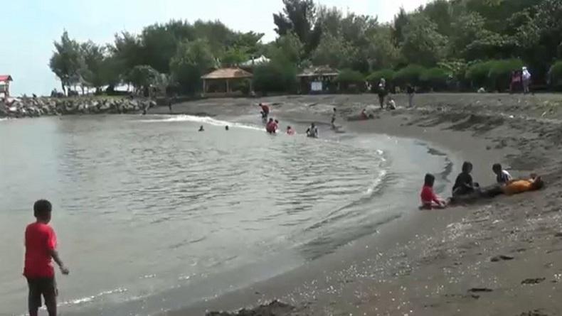 Pantai Cahaya di Kendal Diserbu Wisatawan saat Libur Tahun Baru 
