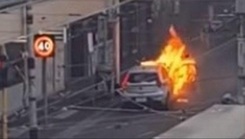 Pria Ini Nekat Bakar Diri dan Mobil di Depan Restoran sambil Teriakkan Covid-19