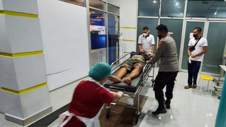 Gegara Jalanan Licin dan Menikung, Pengendara Motor Tabrak Rumah Warga hingga Luka Parah
