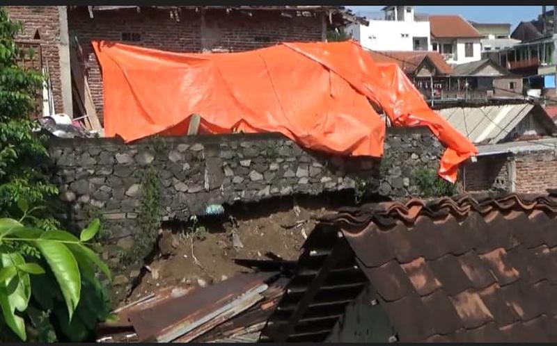  Talut 5 Meter Longsor Timpa Rumah, Kakek Ini Selamat setelah Berlari