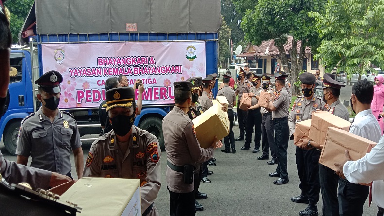 Polres Salatiga Kirim Bantuan Logistik dan Material untuk Korban Letusan Gunung Semeru 
