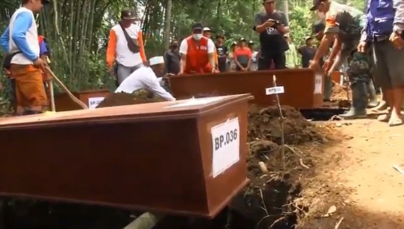 8 Jenazah Korban Erupsi Semeru yang Belum Teridentifikasi akhirnya Dimakamkan