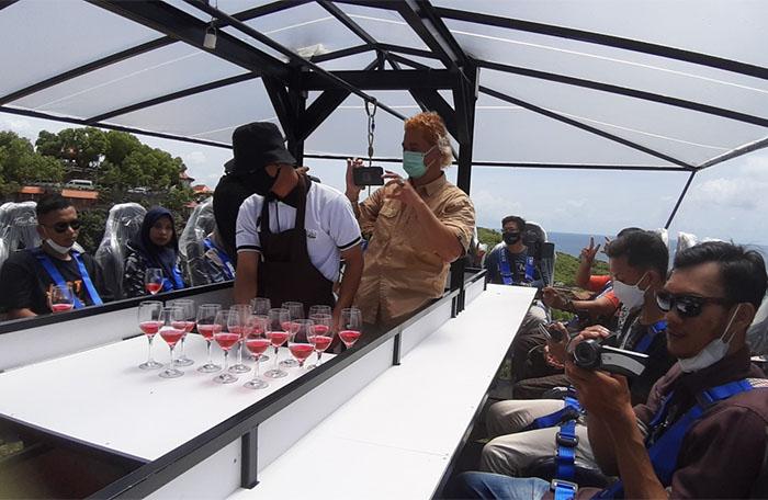 Pertama Kali di Indonesia, Sensasi Minum Kopi di Angkasa dengan View Laut Selatan Jawa