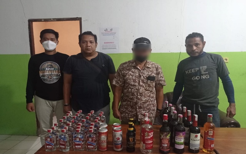 Dilaporkan Warga, Penjual Miras di Pasar Lama Sentani Ditangkap