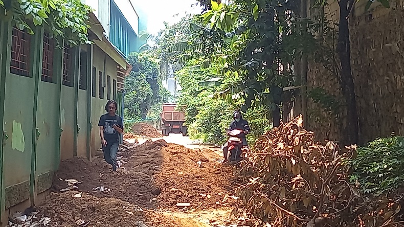 Tak Kunjung Diperbaiki, Jalan di Salemba Rusak Gara-Gara Proyek Sumur Resapan Viral