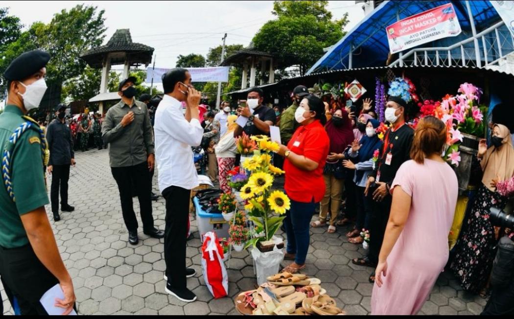 Kunjungi Pasar Purwodadi, Presiden Jokowi Ingatkan Pedagang Patuhi Prokes 