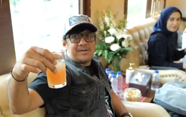 Liburan Sekeluarga ke Jogja, Andre Taulany Sewa Satu Gerbong Kereta Api Mewah 