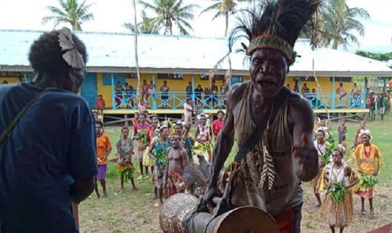 Kisah Babinsa Koramil Diangkat Jadi Anak Adat Empat Kampung di Papua