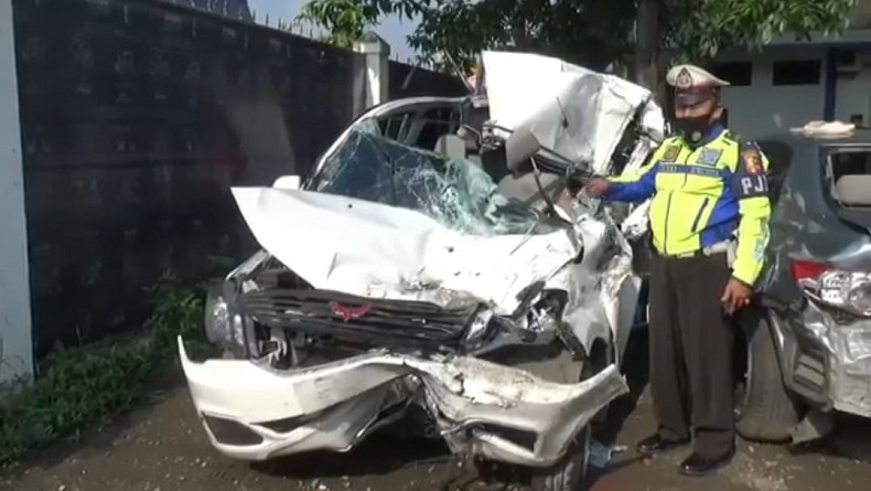 Minibus Travel Gelap Tabrak Truk di Tol Cipularang, 1 Tewas 10 Terluka