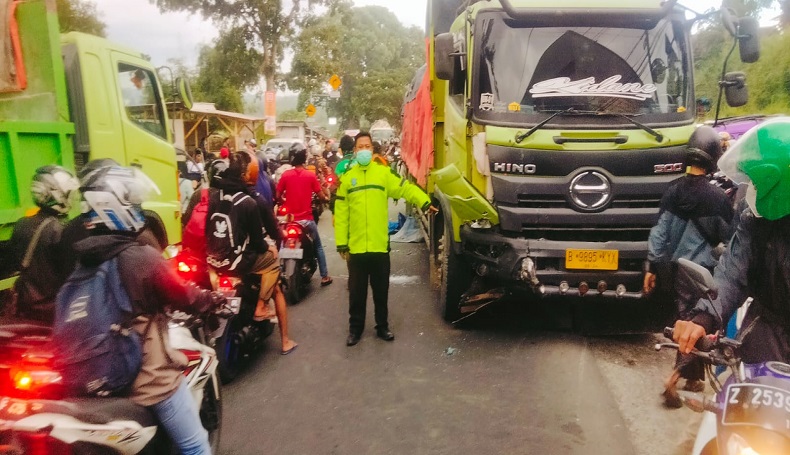 Truk Tabrak Pikap dan Motor di Sukabumi, Wanita Dibonceng Tewas Terlindas