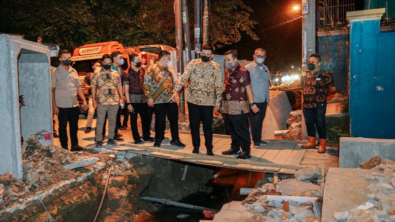 Bobby Nasution Sidak Proyek Drainase Sei Belutu di Malam Hari