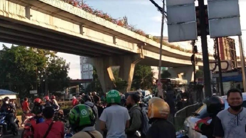 Tabrak Pengendara Motor hingga Terjatuh dari Jalan Layang, Pengemudi Nissan Diperiksa Polisi