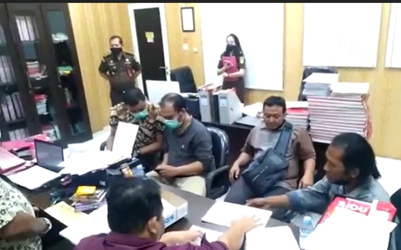 Ditahan Bersama 2 Pegawai Bank Jatim Dalam Kasus Kredit Macet, Pengusaha Ini Nangis Peluk Istri 