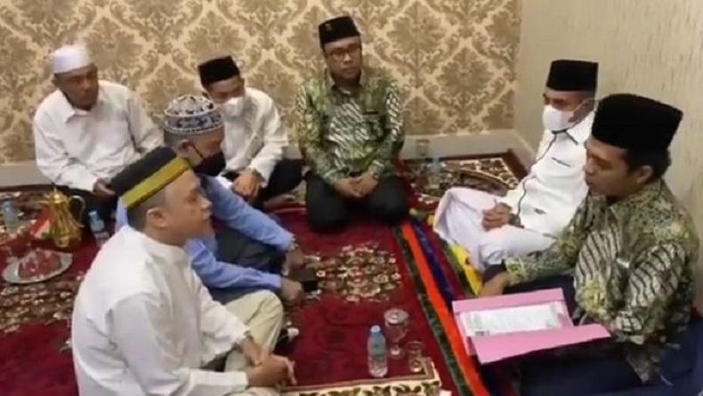   Eng Bun Chong Ucapkan Syahadat Dituntun Ustaz Abdul Somad