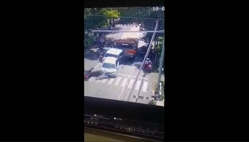 Detik-Detik Truk Trailer Tabrak 2 Mobil dan 4 Motor di Lampu Merah Jombang, 1 Tewas  