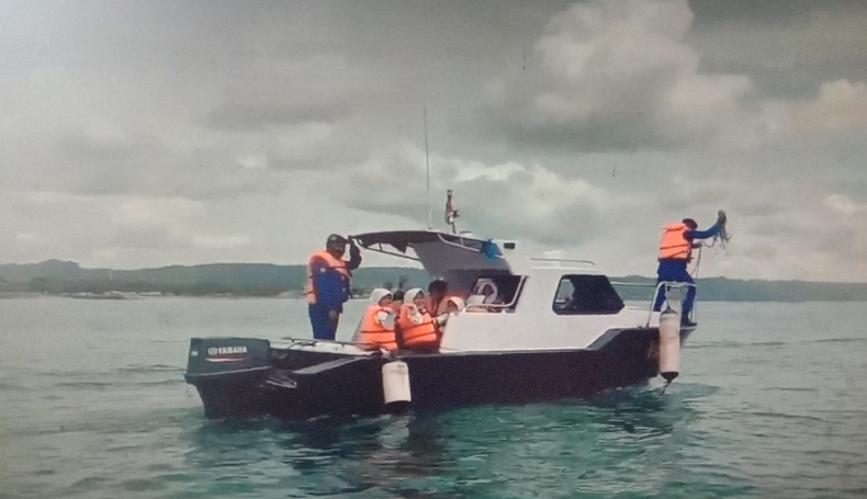 Anak Semringah Usai Divaksin Keliling Kapal Patroli di Pantai Pangandaran