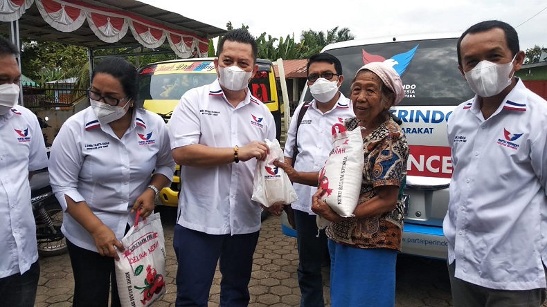 Ramadan Berkah, Partai Perindo Bagikan Minyak Goreng dan Sembako ke Kaum Duafa di Jember