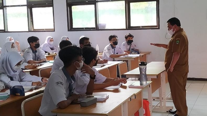 Hari Pertama PTM 100 Persen, Begini Suasana di SMAN 2 Cirebon