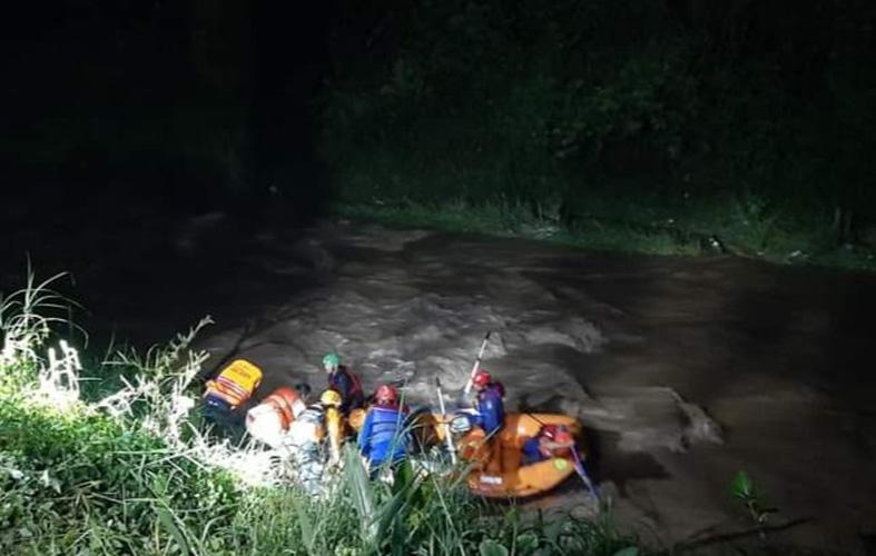 Dramatis, Tim SAR Evakuasi Pencari Rumput Terjebak Derasnya Arus Banjir di Sungai Progo