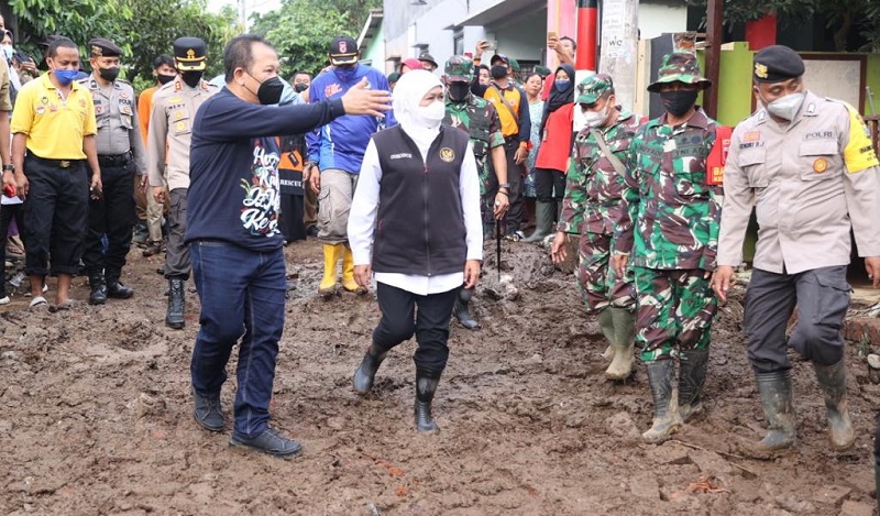 Tinjau Banjir Bandang Jember, Khofifah Pastikan Percepatan Perbaikan Fasilitas Umum