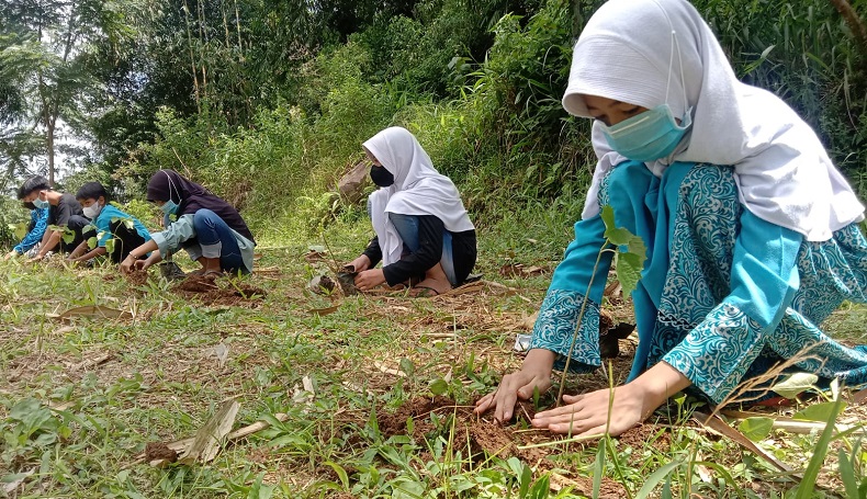 Ajarkan Anak Cinta Lingkungan, MNC Peduli Ajak Panti Asuhan di Cianjur Tanam Pohon