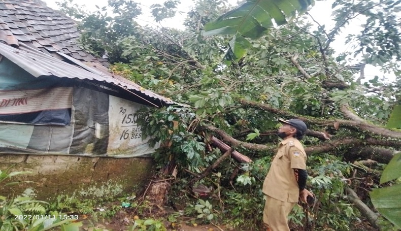 Ngeri, Hujan Disertai Angin Kencang Porak-porandakan 219 Rumah di KBB