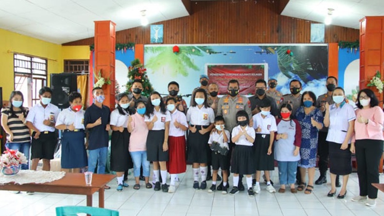 Polda Sulut Berbagi Sukacita Natal Bersama Anak Panti Sosial Bartemeus