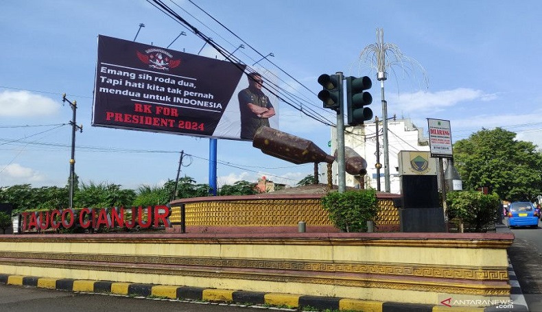 Gegara Belum Bayar Pajak, Baliho Ridwan Kamil For President di Cianjur Diturunkan 