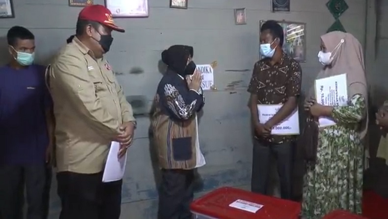 Mensos Risma Serahkan Santunan untuk Korban Tewas Tersapu Banjir di Aceh Utara