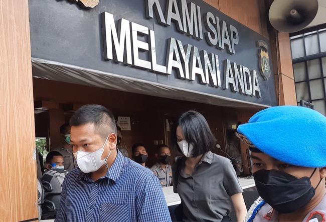 Ardhito Pramono Ternyata Sudah Menikah, Jeannate Salfadelina Jenguk Suami di Kantor Polisi