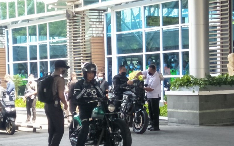 Presiden Jokowi Kendarai Motor ke Sirkuit Mandalika, Begini Penampilannya