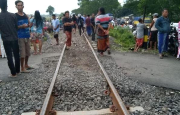 Minibus Ditabrak Kereta Api Logawa di Probolinggo, 4 Tewas