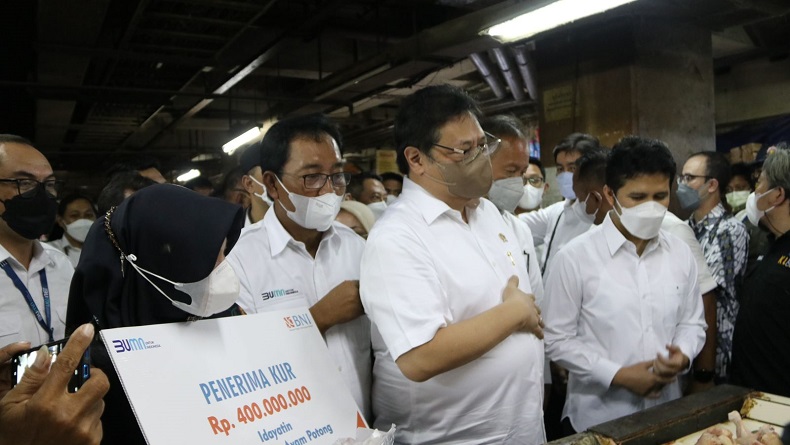 Menko Airlangga Cek Harga Minyak Goreng di Pasar Wonokromo Surabaya