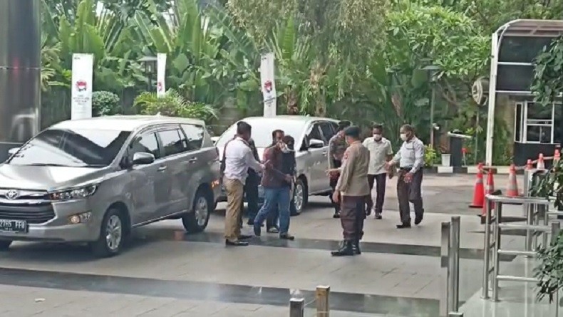 OTT di Penajam Paser Utara, Tiga Orang dari ASN dan Swasta Tiba di Gedung KPK