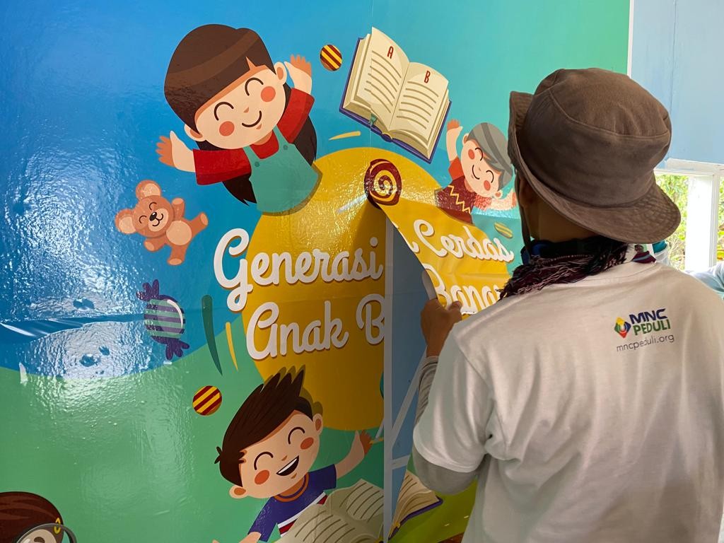 Selain Berikan Bantuan, MNC Peduli Juga Ajak Anak di Sekolah Jauh di Bogor Berdongeng dan Mewarnai
