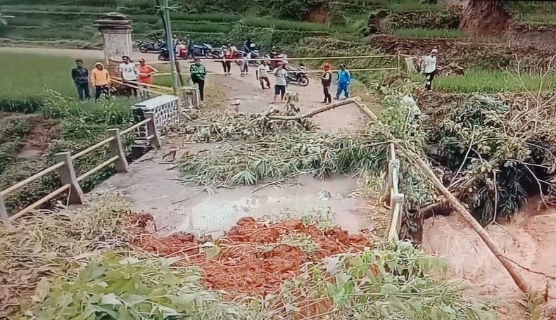 Tebing Setinggi 10 Meter Longsor, Jalur Penghubung Sumedang-Garut Terputus