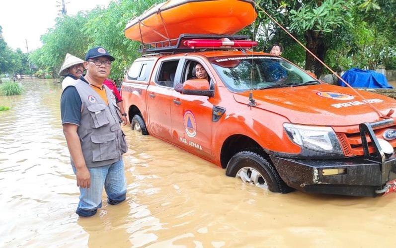 Tanggul Sungai Jebol, Ratusan Rumah di Desa Clering Jepara Terendam Banjir