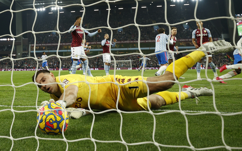 Kiper Aston Villa Bikin Blunder saat Lawan Man United, Netizen: Kena Karma!