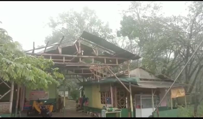 Puting Beliung Terjang Cilacap, Puluhan Rumah Warga Rusak 