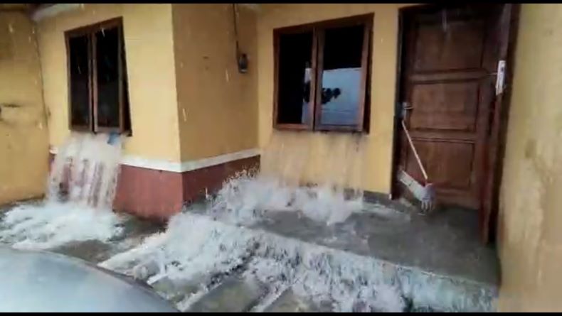 Diguyur Hujan Deras, Tembok Kantor PT Timah di Pangkalpinang Jebol 