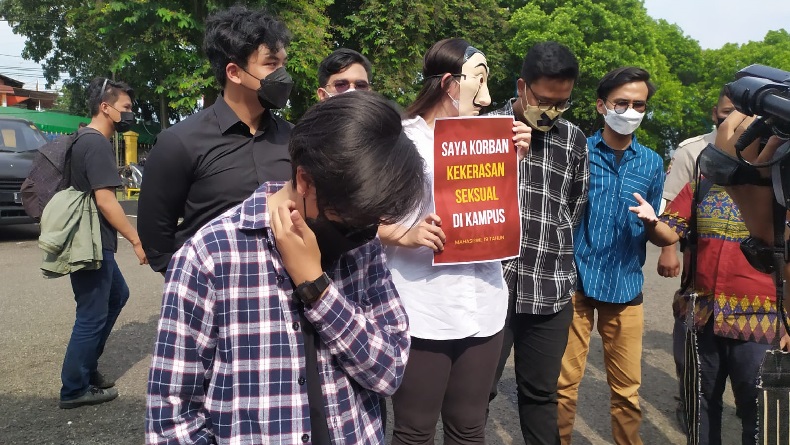 Di Unpad, Nadiem Diadang Mahasiswi Bawa Poster: Saya Korban Kekerasan Seksual di Kampus