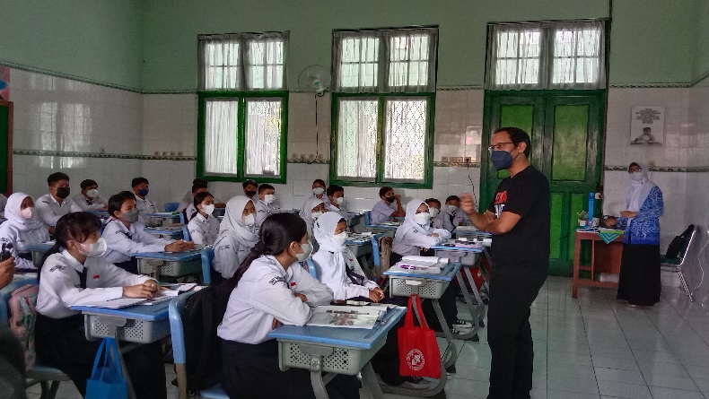 Pantau PTM di Bandung, Menteri Nadiem Ditanya soal Zonasi, Ini Jawabannya