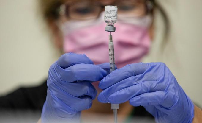 Efek Samping Vaksin Booster Pfizer dan Moderna yang Harus Diperhatikan