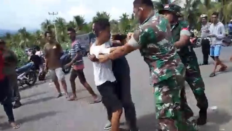 Ricuh, Anggota TNI Kodim 1603 Sikka Pukul Warga